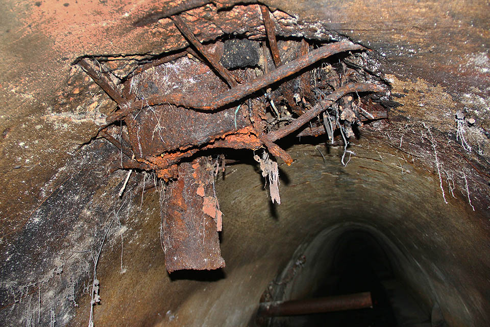 Jak napojit ocelovou trubku na železobetonový tunel? Sovětská metoda je na snímku.