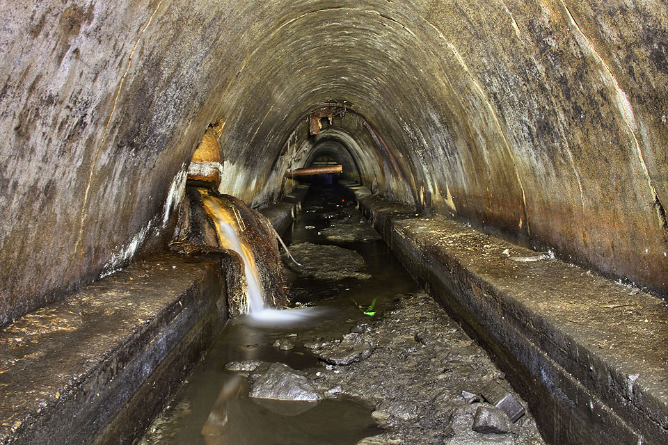 Do tunelu je zaústěna řada drenážních, ovšem i kanalizačních trubek. Asi 200 m od ústí do řeky vchází do tunelu z boku také roura, do které byla před léty při výstavbě metra svedena Ňamiha.
