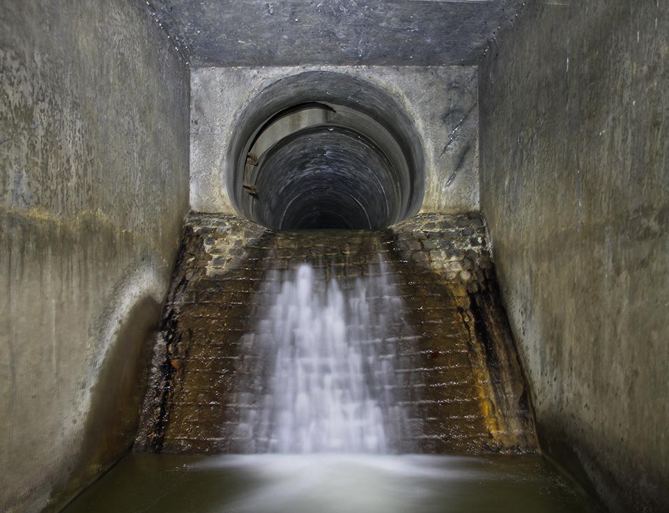 Ústřední a nejzajímavější bod na trase podzemního toku Palavy. Přibližně uprostřed tunelu se nachází vodopád s lapákem písku a hlubokou nádrží. Překonat jej není snadné. Ústřední a nejzajímavější bod na trase podzemního toku Palavy. Přibližně uprostřed tunelu se nachází vodopád s lapákem písku a hlubokou nádrží. Překonat jej není snadné.