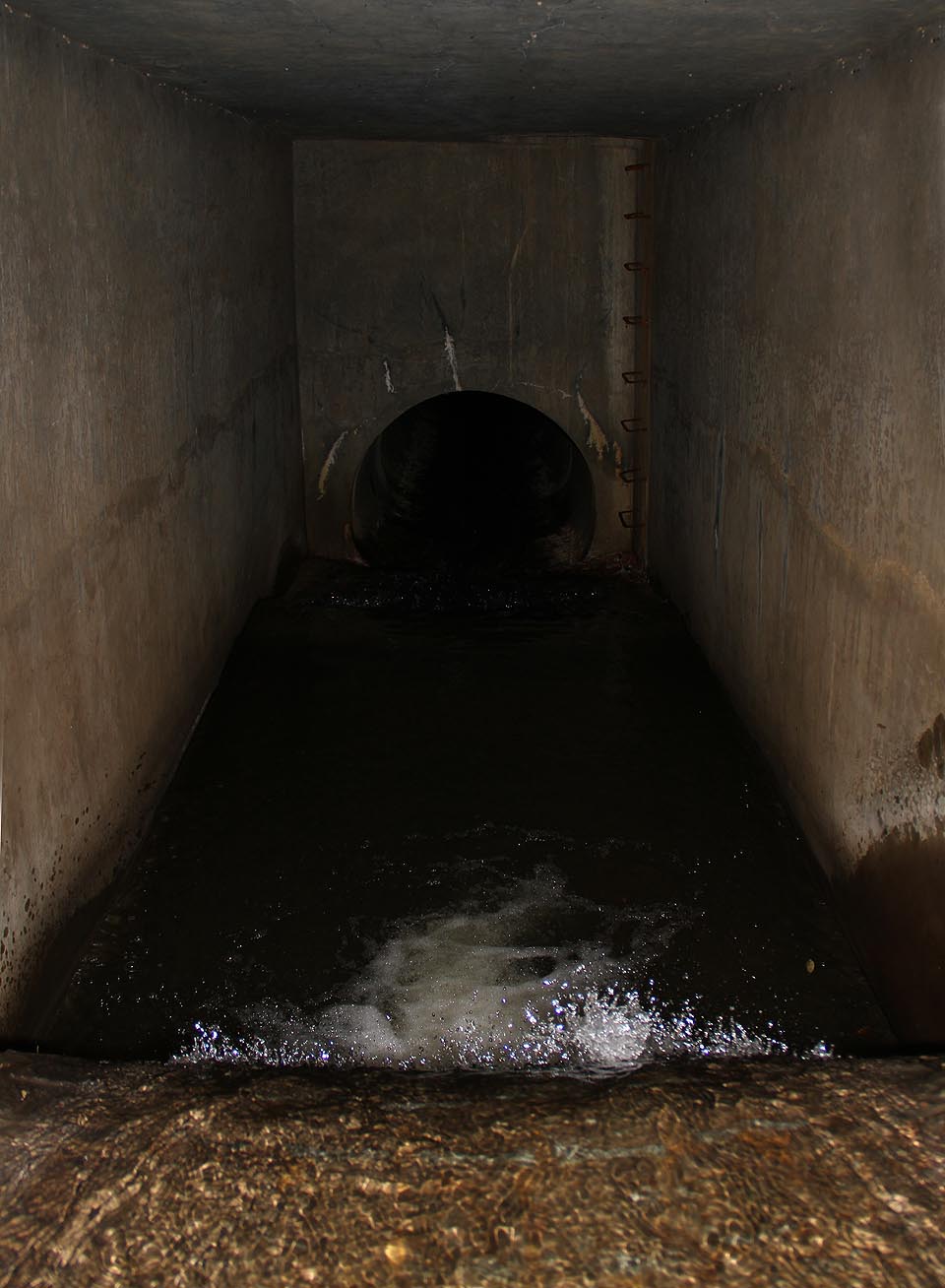 Pohled přes vodopád shora do nádrže lapáku písku. Pohled přes vodopád shora do nádrže lapáku písku.