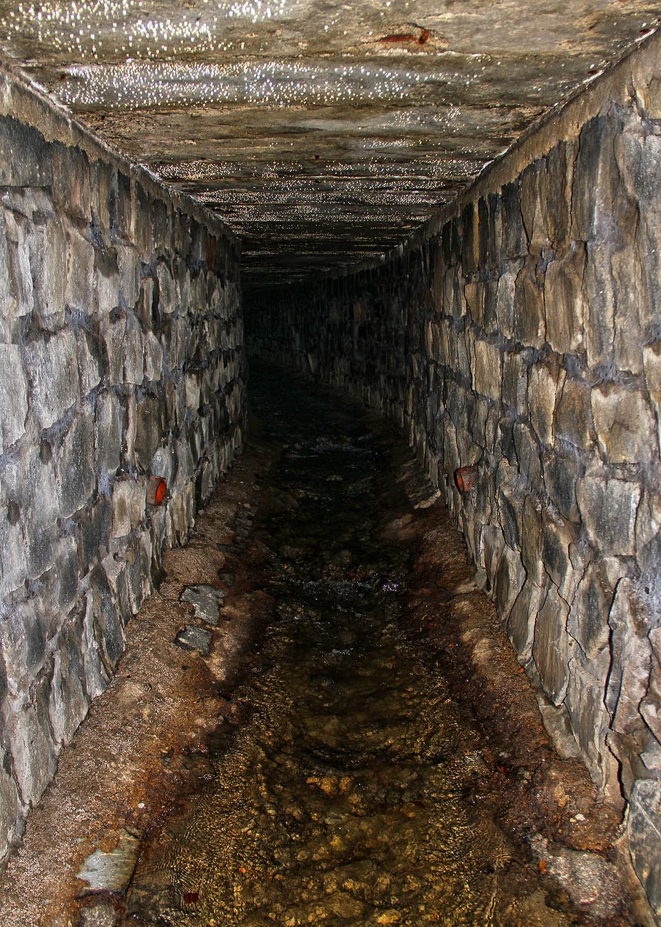 Potok protéká pod chodníkem na pravé straně údolí Dolní Palava. Potok protéká pod chodníkem na pravé straně údolí Dolní Palava.