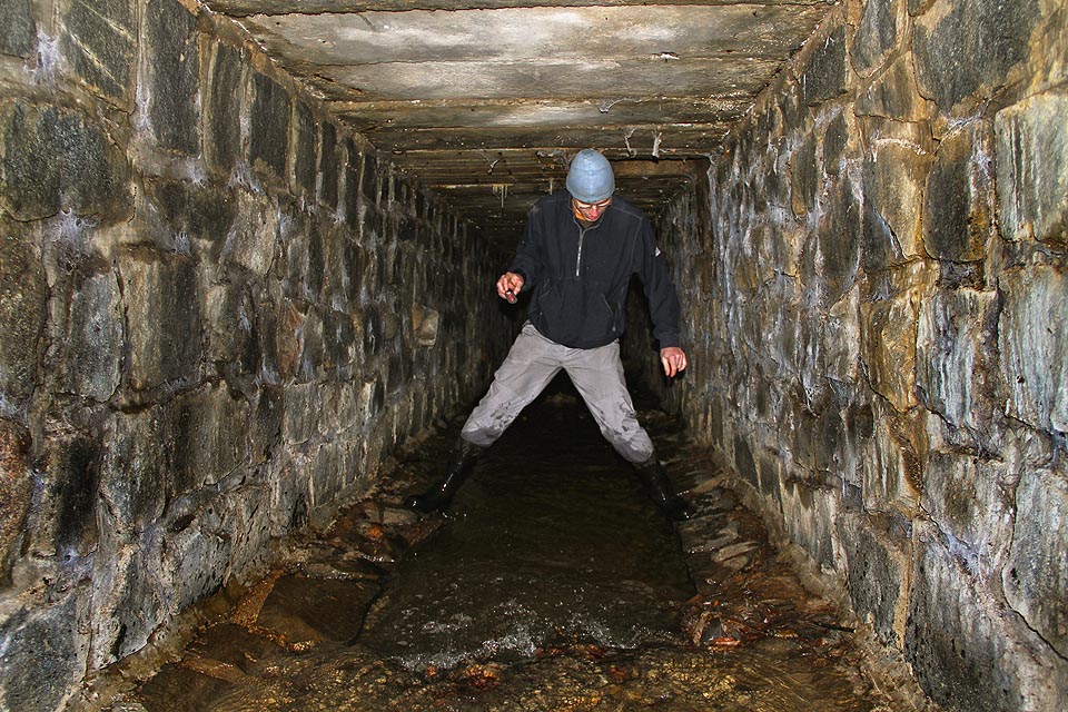 Místy je dno koryta vymleté a při neopatrnosti tak lze skončit ve studené laguně. Místy je dno koryta vymleté a při neopatrnosti tak lze skončit ve studené laguně.