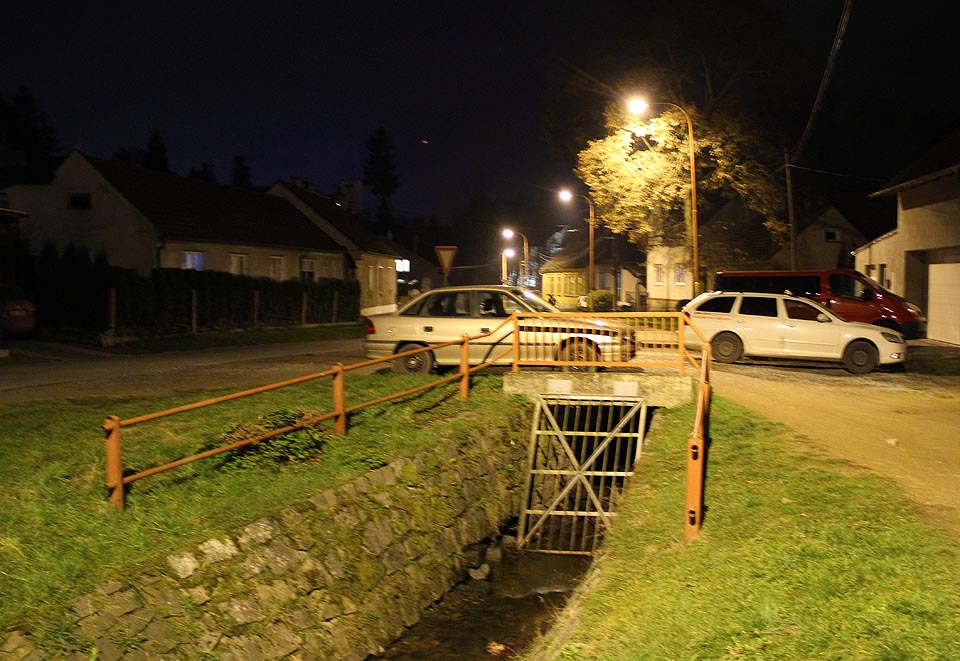 Vtokové česle zabraňující vstupu do tunelu z ulice Dolní Palava. Vtokové česle zabraňující vstupu do tunelu z ulice Dolní Palava.