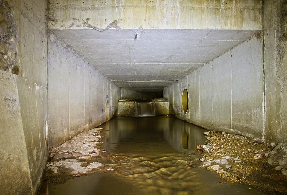 Modernější betonový tunel vznikl patrně při výstavbě kruhového objezdu. Modernější betonový tunel vznikl patrně při výstavbě kruhového objezdu.