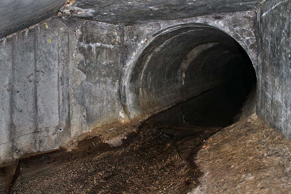 Komora se změnou na rouru profilu sice lehce tlamového, ale skoro již kruhového. Komora se změnou na rouru profilu sice lehce tlamového, ale skoro již kruhového.
