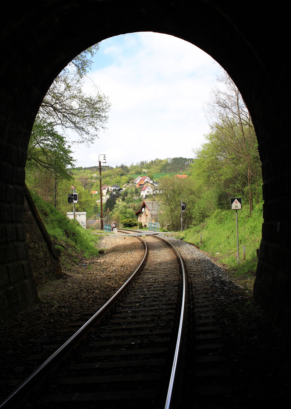 Výhled ze severního portálu na okraji Městečka, těsně před zastávkou Městečko u Křivoklátu.