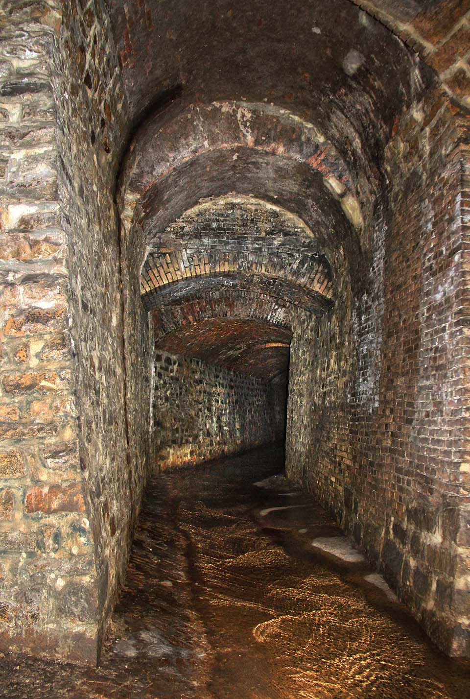 Postupně zaklenutý Pokratický potok na místě, kde jej před Michalskou bránou kdysi překonával kamenný most.