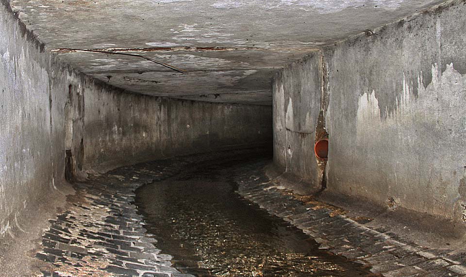 Pod a za ulicí Krupkou je potok veden v nudném betonovém korytě s čedičovým dnem.