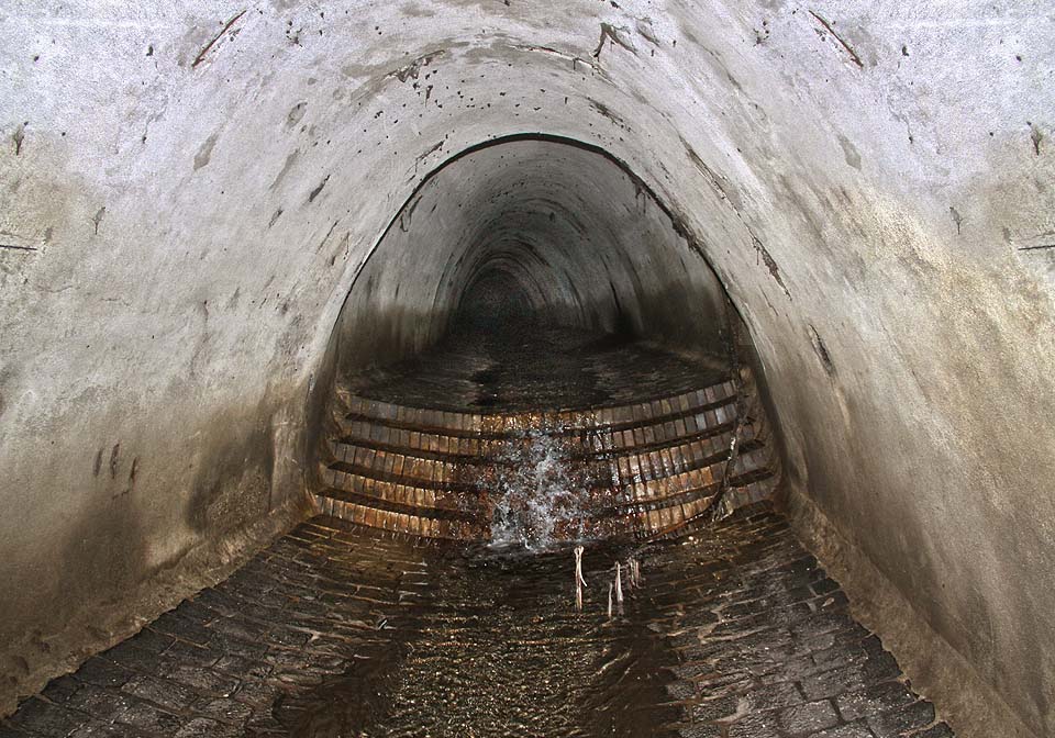 V dalším úseku má tunel tlamový profil zaklenutý elegantní řetězovkou.
