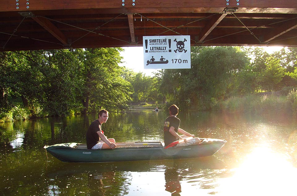 Nejlepší metoda, jak se dostat k průzkumu zajímavého vodního díla, je přijet k němu po Svitavě na lodi.