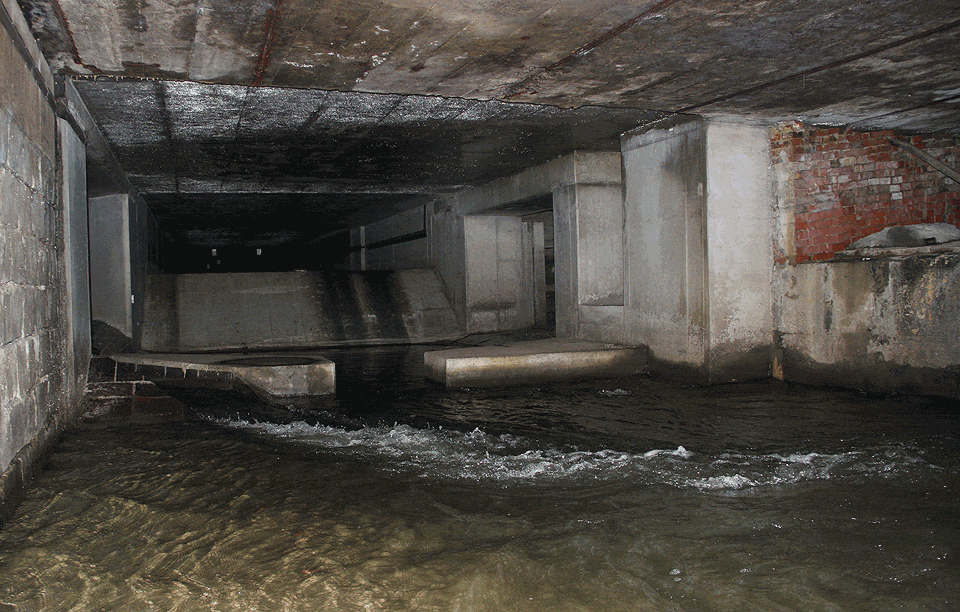 Hukot vodní masy se nepodařilo zachytit, ale silný proud, přitékající zprava a strhávající vše včetně lodi, je na fotce dobře vidět.