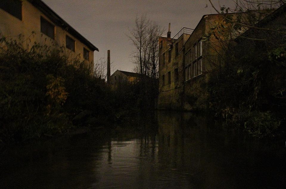 Přesto se tu lze nalodit a se člunem vyplout proti mírnému proudu Svitavského náhonu.