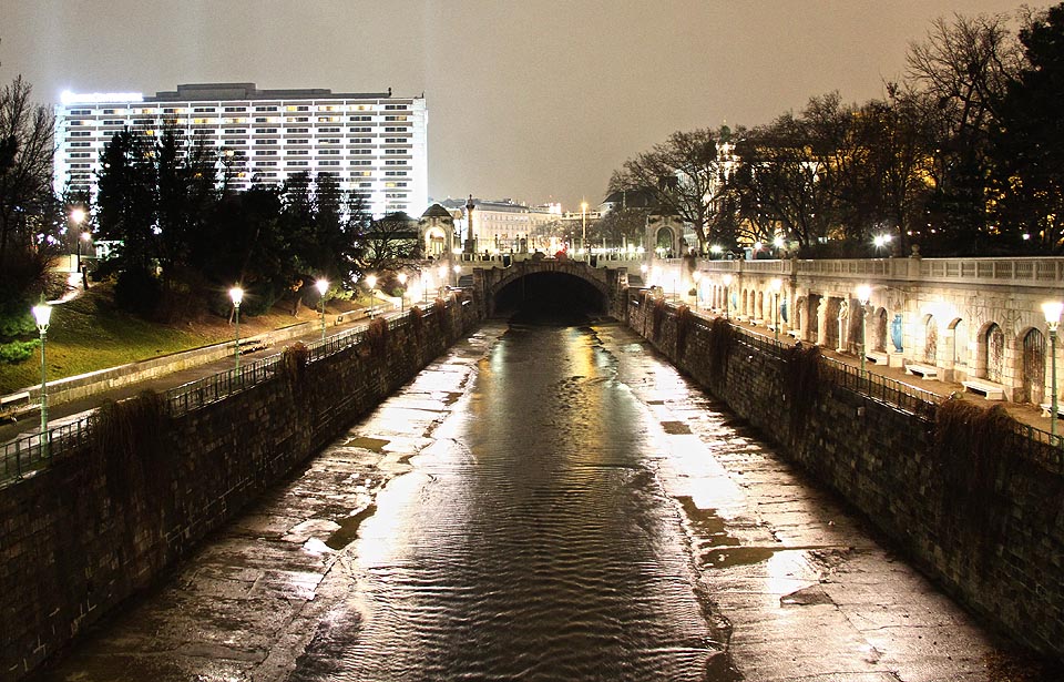 Severní (dolní) portál tunelu ve Stadtparku od architektů Warhammera, Ohmanna a Hackhofera.