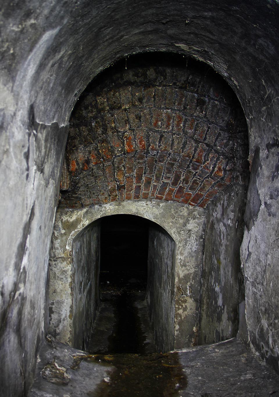 Různě staré chodby se potkávají v několika výškových úrovních. Na některých místech dost možná kříží i základy antických staveb vystavěných v tehdejší Vindoboně římskými vojsky.