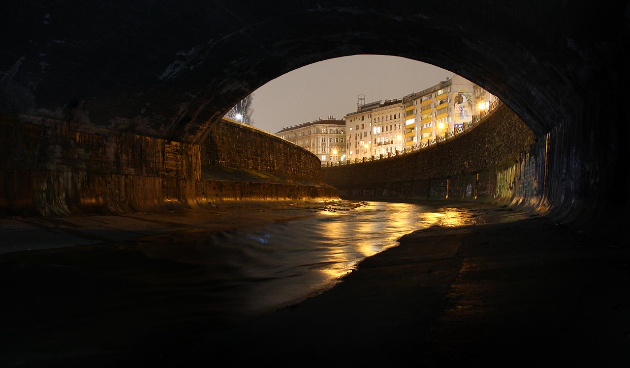 Jižní (horní) portál u Pilgramova mostu. Nahoru se díváme se zakloněnou hlavou.