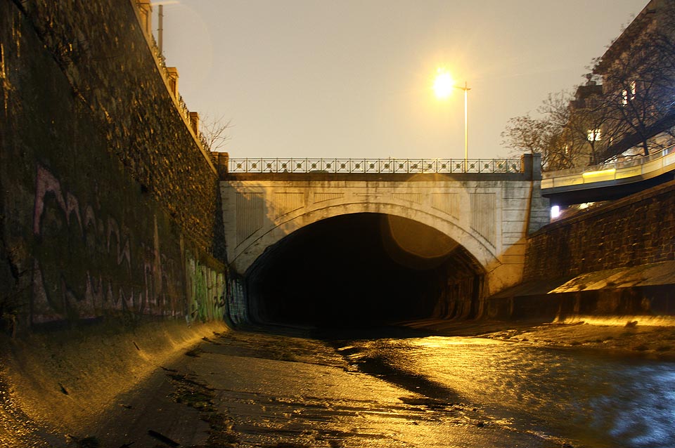 Horní portál. Tady vtékají vody řeky Wien na dva kilometry pod zem.