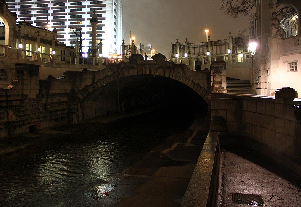 Severní portál je zakomponován do monumentálního dvojitého schodiště obklopeného altány, terasami a sloupořadím. Na slony chrlící z chobotů vodu však již městu nezbyly peníze.