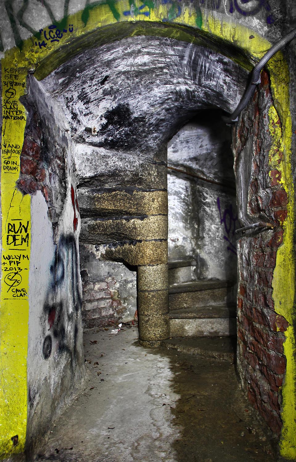 Na trase je několik nouzových východů různého stáří. Všechny ústí na povrch zamčenými dveřmi a potenciálnímu uprchlíkovi by tak pomohly jen částečně.