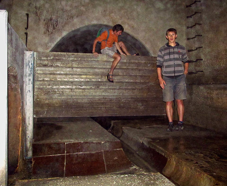 Pokračujeme k severu: tunel je na několika místech propojen rourou menšího profilu s rovnoběžnou a podstatně mladší kmenovou stokou C. Po proudu je pak vždy přehrazen kovovou stěnou, která má při povodni zvýšit tlak proudící vody a usměrnit ji do nové štoly.