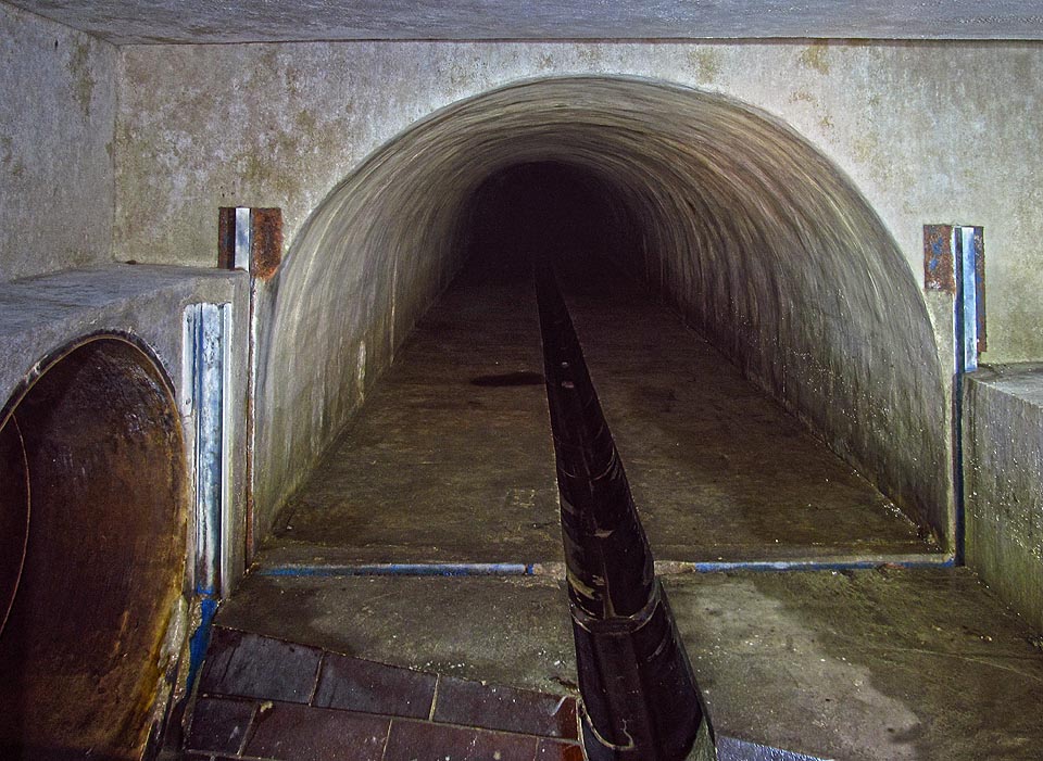 Dále k sveru některé retardéry chybí. Profil tunelu se mění a štola se i několikrát mírně zatáčí.