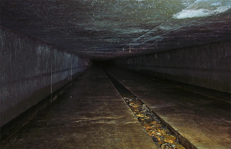 Modernější úseky z konce 20. století opouští klenutý profil, jsou širší a nižší. Touto částí lze projít pouze v předklonu.