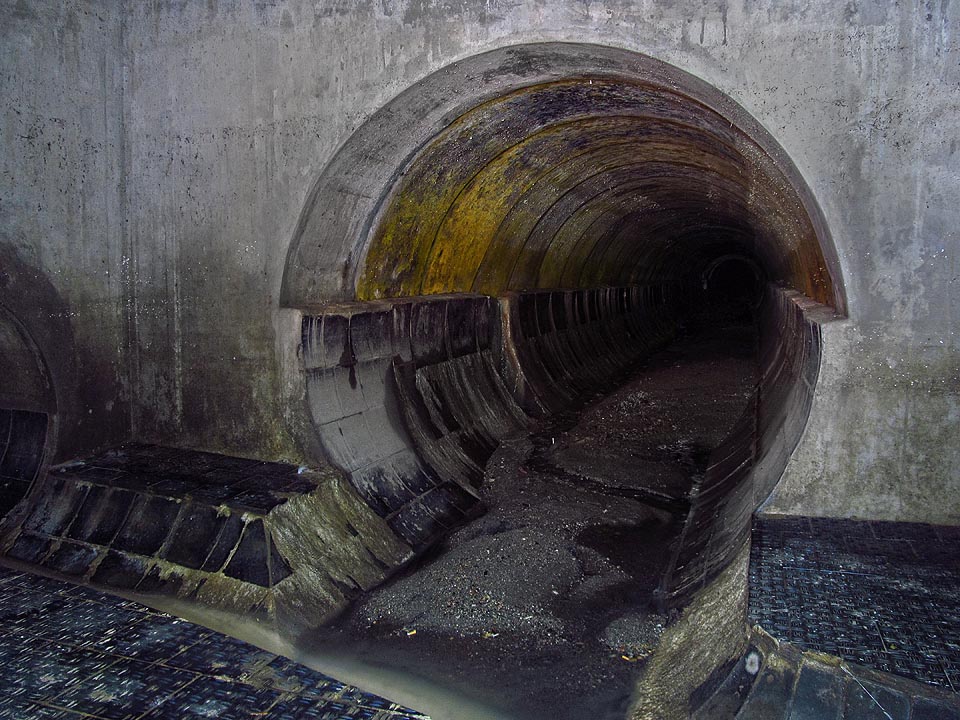 Severně od Lužánek se profil opět mění. Nejmladší úsek tunelu je tvořen žlutou laminátovou rourou o světlosti cca 200 cm.