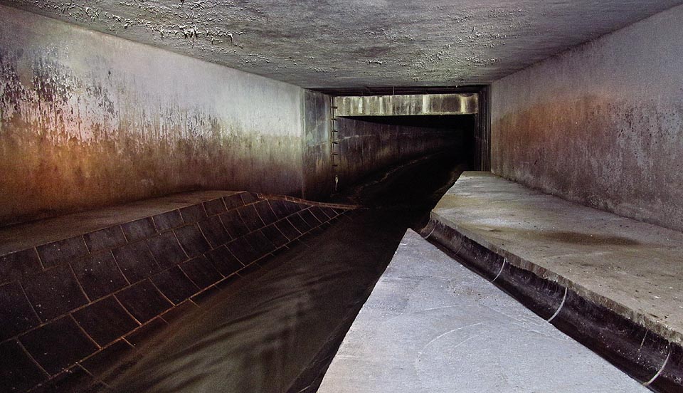 Dolní a současně jižní konec samostatného tunelu staré Ponávky na soutoku s kmenovou stokou C pod začátkem ulice Příkop.