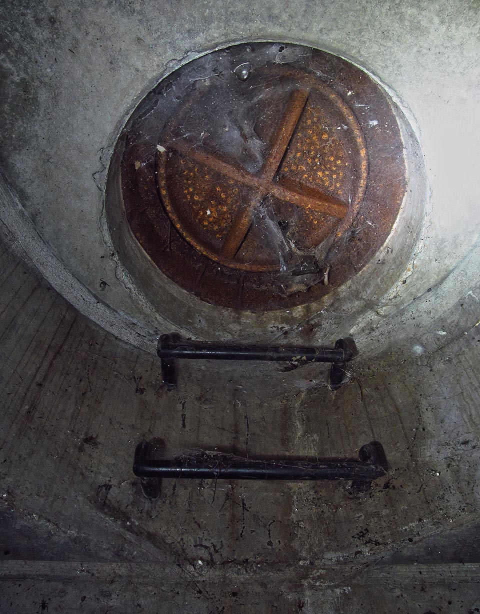 Cesta na povrch není dlouhá, za to ale některé poklopy neotevře ani stará Zavadilka - a ta má sílu jako zápasník.