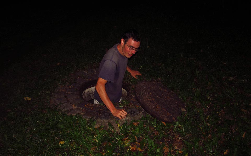 Nakonec vylézáme na povrch v opuštěné části parku. Je po půlnoci, nehrozí, že něoho vyděsíme k smrti.