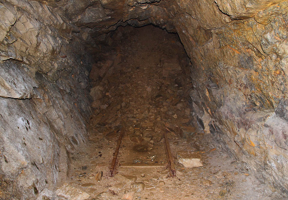 Za opěrnou zdí přichází hrůzný objev. Co (kdo) všechno zůstalo pod závalem, který se nikdo nepokoušel odkopat, se dnes už nedozvíme.