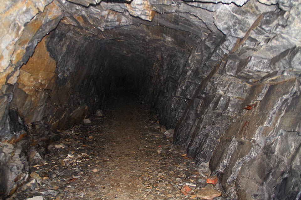 Uvnitř tunelu je hustá mlha, která dodává místu hrozivou atmosféru.