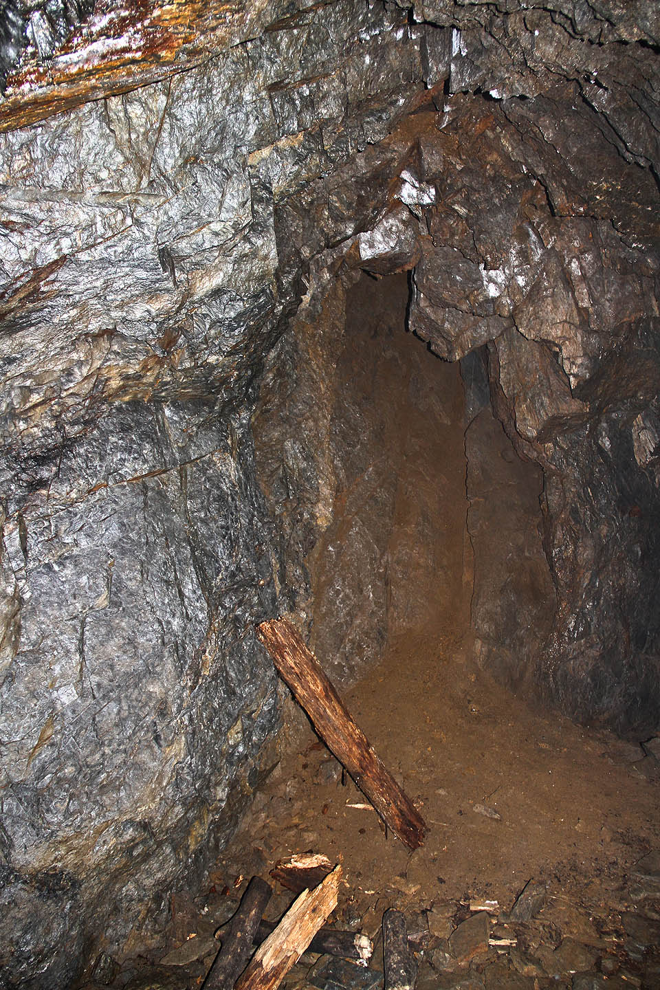 Menší závaly vysypané z kapes ve stěnách štoly dávají tušit strašlivý konec…