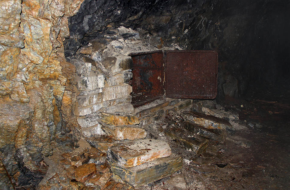 Záhadná skříň ve stěně štoly. Sloužila jako rozvaděč nebo k uložení nouzového nářadí?