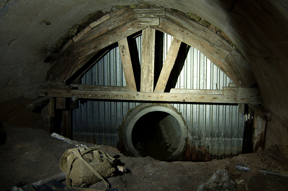 Pod zasypaným lomem Džungle štoly končí stěnou z trapézového plechu a dál pokračuje jen betonová skruž.