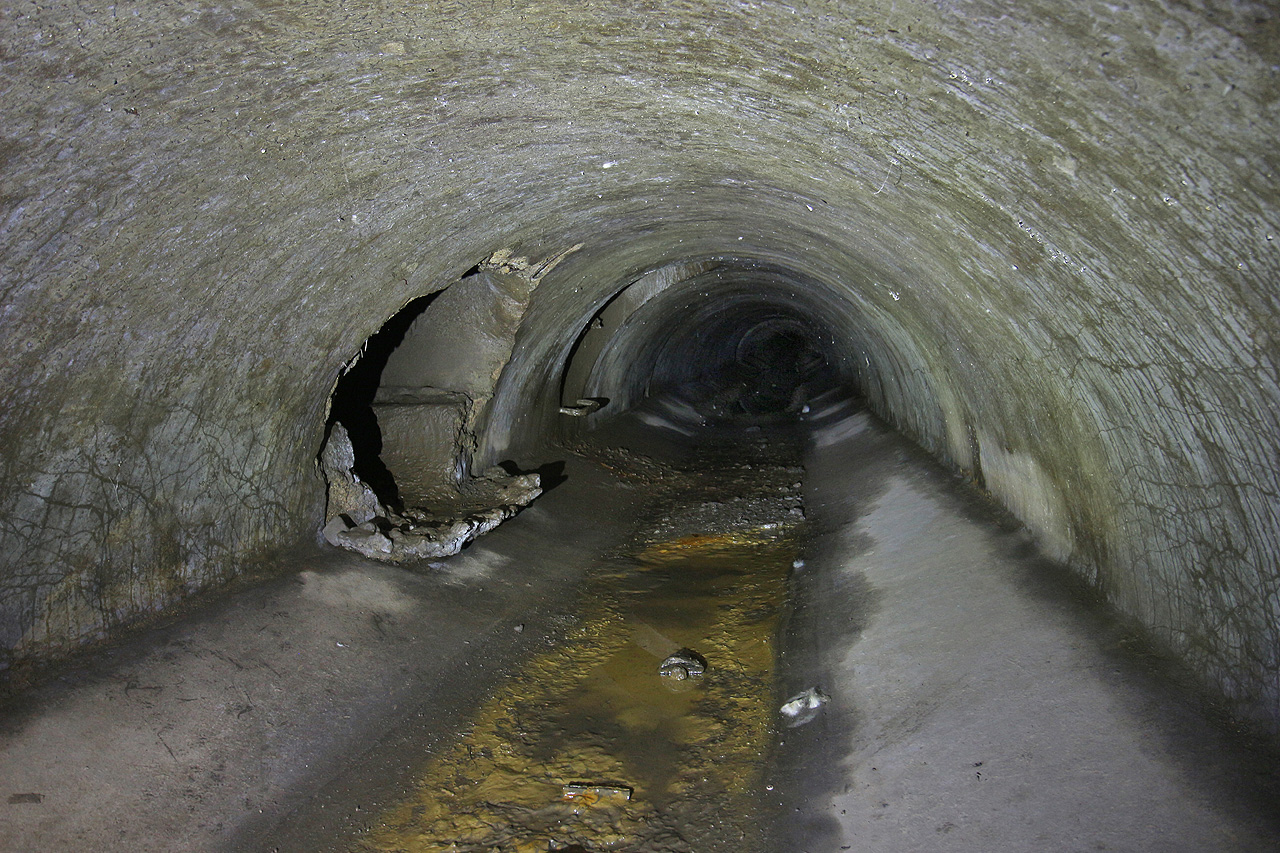 Tlamový profil první části stoky z 50. let 20. století je pohledný, nicméně při své výšce 110 cm nenabízí mnoho prostoru pro pohyb. Strouha severně od Bubeníčkovy ulice protékala poměrně mělce pod povrchem a proto nebylo na větší profil pod zemí místo. Na snímku zaústění dešťových sběračů podél Koperníkovy ulice.