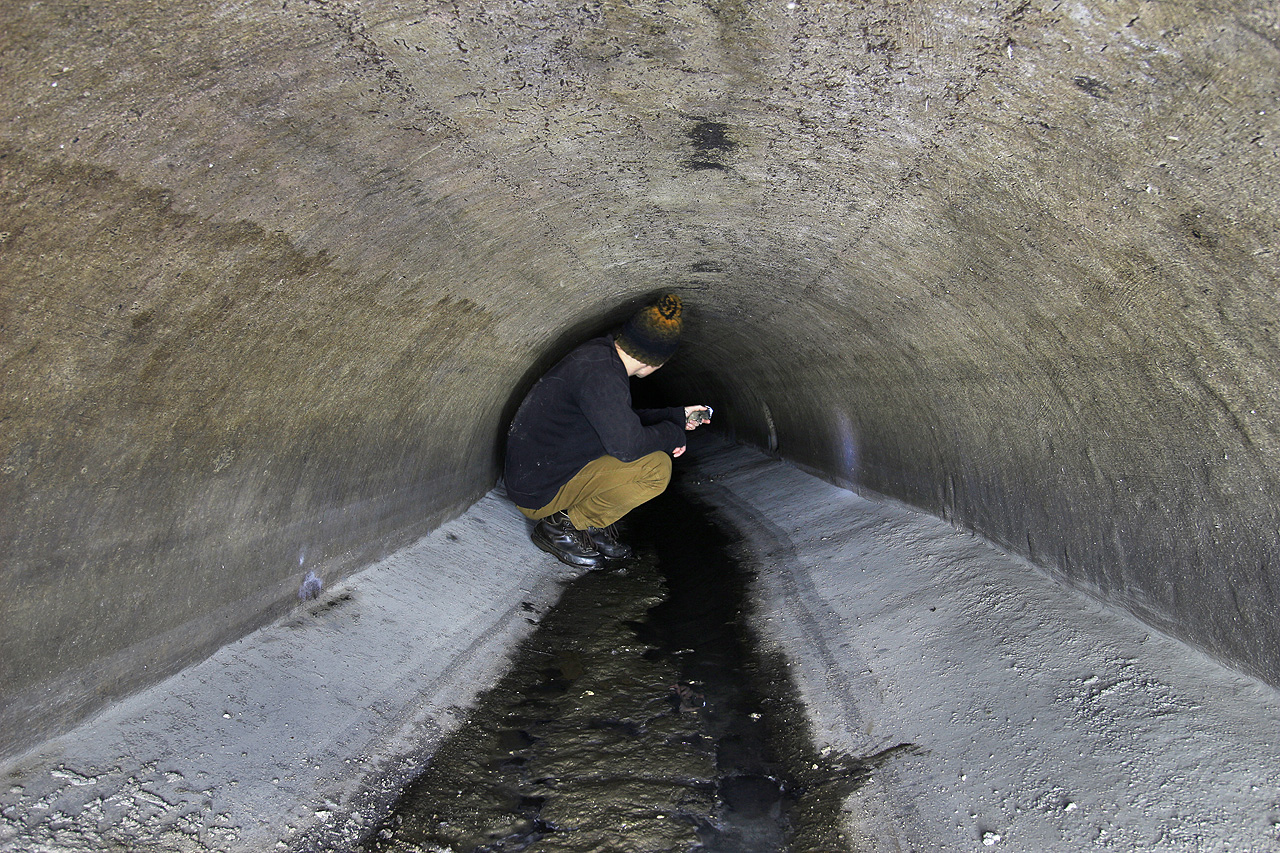 Pod železnicí vody strouhy mírně zatáčejí směrem k lázním. dříve se tu stoka napojovala na chodbu ze 2. období zakanalizování, dnes místo něj proudí do betonových rour ze 4. etapy.