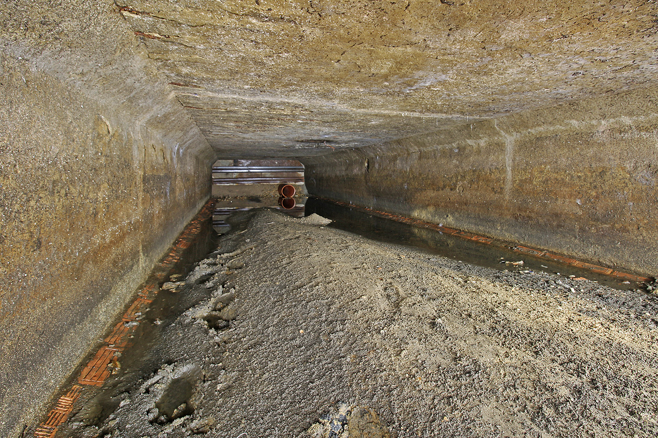 Těžko říct, zda poměrně rozměrnou chodbu pro Svitavskou strouhu před lázeňskou budovou navrhl sám Bohuslav Fuchs, svými rozměry je však skutečně funkcionalisticky vzletná.