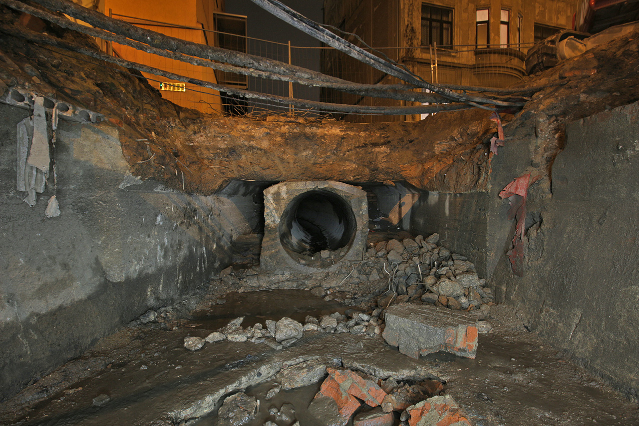 Na počátku roku se bagry zakously do vozovky Zábrdovické ulice před východní částí Vojenské nemocnice. ke všeobecnému překvapení se na světlo světa dostal nedokonale zaspyný most, který jsme po starostovi Židenic a příznivci podzemí nazvali Kuncův. Pod ním jsou krásně vidět jednotlivé etapy ukrývání strouhy pod zem: obdélná konstrukce mostu (podobná chodbě před lázněmi z roku 1932) a uvnitř ní vestavěné potrubí z 50. let 20. století. Levý horní roh snímku zabítá bývalou továrnu Moravan přestavěnou na byty.