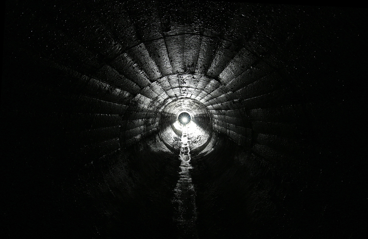 Ve tmě je dobře patrná monolitická konstrukce s otisky prken bednění. Zdalipak žije ještě některý z dělníků, kteří prkna v roce 1953 přibíjeli kladivy na dřevěné armovací šablony?