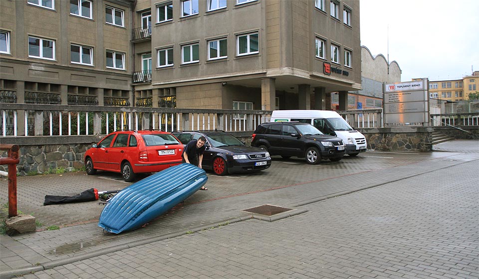Po návratu z říše Hádovy vytahujeme loď přes zábradlí z betonového koryta a sušíme ji před teplárnou - na místě, kde pravděpodobně ještě nikdy nikdo žádné vodáky neviděl. Také vzbuzujeme náležitou pozornost.