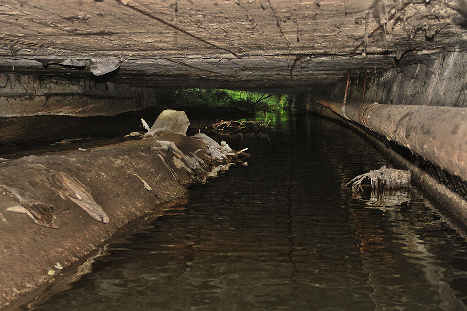 Konečně mezi strašidelnými odpadky připomínajícími po tmě kostnaté hnáty umrlců vidíme světlo na konci tunelu. To je již v areálu teplárny, na místě běžným smrtelníkům nepřístupném. Další brána do Druhého Brna.