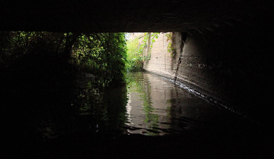 Pomalu se odrážíme od bahna na dně i od stěn tunelu a plni očekávání nakukujeme, co nás čeká za záclonou z břečťanu, na místě, kam jsme dosud neměli naději se podívat.