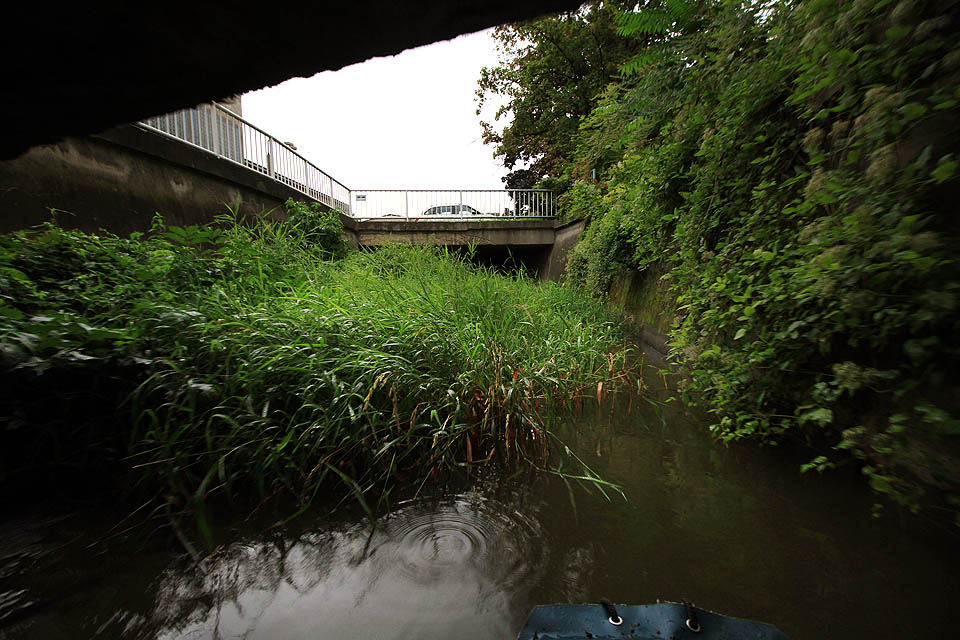 Mezi druhým a třetím tunelem se nachází betonová laguna porostlá vodní travou. Paradoxně zde lze plout zatím nejlépe, hrozí jen, že nás někdo spatří a bude se nás pokoušet vykázat z areálu.