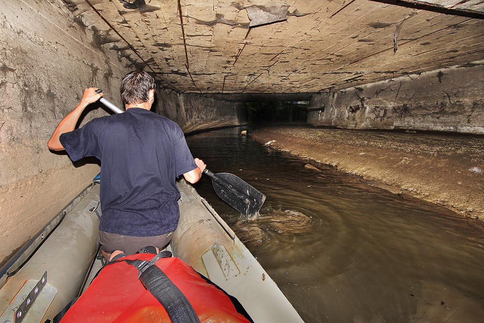 Opět v tunelu (druhém mezi Špitálkou a Radlasem). Také zde není po bujném rostlinstvu ani památky, o to více je však na dně řídkého bahna, kterým se loď vleče jako lepkavým krémem.
