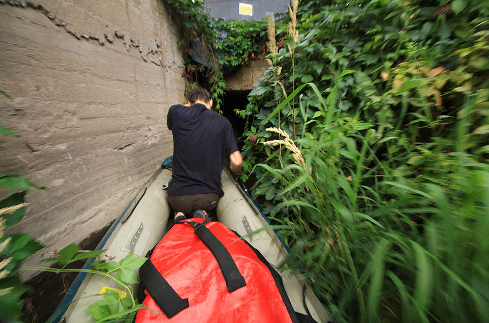 Druhý tunel ústí do močálu, za který by se nemusel stydět ani cestovatel Ibarreta. K další plavbě bychom potřebovali spíše mačetu než obyčejné pádlo.