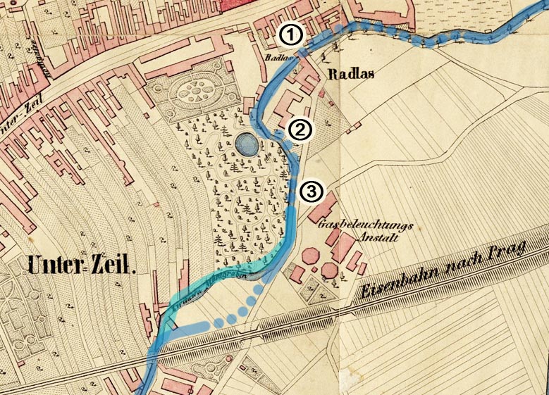 Na mapce z roku 1858 je dobře vidět jezírko v zahradě za továrnou bratří Schoellerů. Navzdory číslům, označujícím dnešní tunely, protékal tehdy ještě Svitavský náhon v celé délce po povrchu.