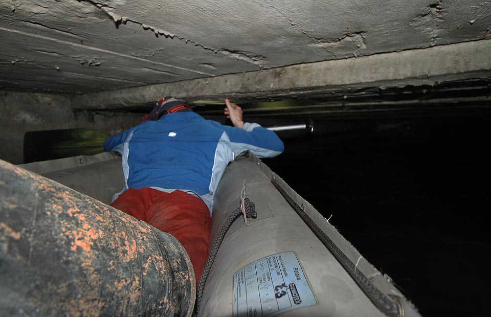 Strop se postupně snižuje. Zpočátku jedeme vsedě, později v předklonu a nakonec položení v lodi. Při velké vodě tu musí být poněkud těsno.