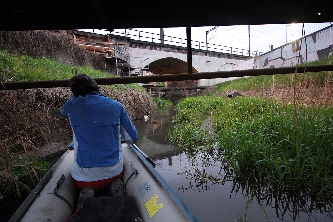 Za ocelovou lávkou následuje železniční most. Náhon protékal kdysi posledním (nejvýchodnějším) obloukem Severního viaduktu, který v roce 1846 vyvedl dráhu z hlavního nádraží skrze průmyslová předměstí.