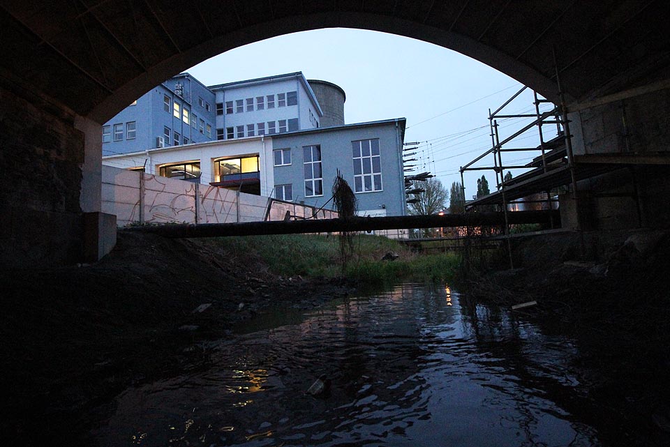 Poslední pohled na brněnskou teplárnu a elektrárnu zpod viaduktu pod železniční tratí. Tady voda proudí rychleji než v tunelech výše proti proudu.