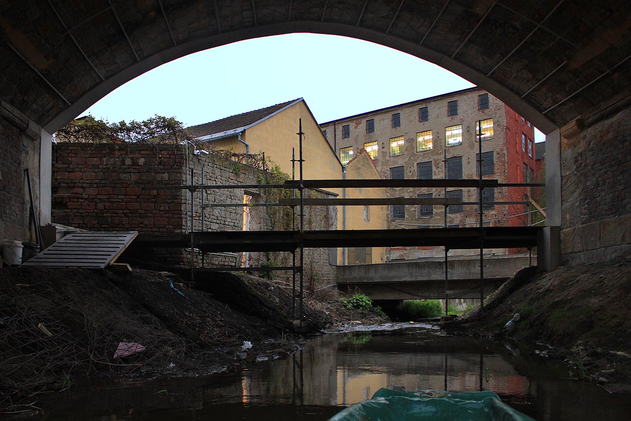 Za mostem začíná rozlehlý a spletitý areál Mosilany, která vznikla po 2. světové válce sloučením několika textilních podniků a zanikla na sklonku socializmu s přesunem výroby do nového areálu v Černovicích.